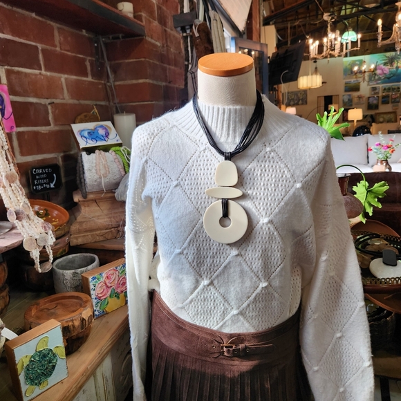 Reversible Black and White Statement Necklace - Picture 3 of 16